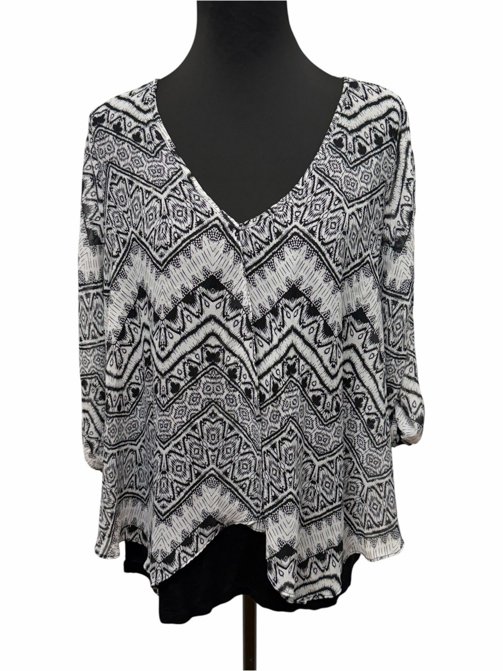 Amywear 2X Black White Geometric Chevron Layered Swing Tunic Top
